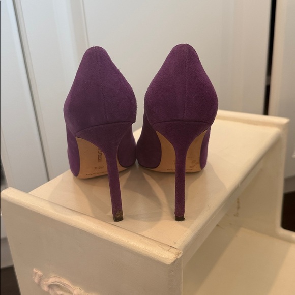 Manolo Blahnik Violet Suede Pointed Toe Pumps - Picture 3 of 4